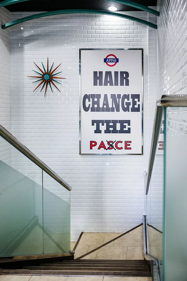 店内階段のサイン「HAIR CHANGE THEE PA×CE」