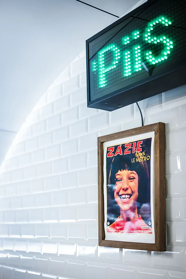 店内のネオンサインとポスター